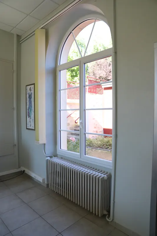 Fenêtre PVC FPEE Sérénité 70 cintrée avec imposte, vue intérieure