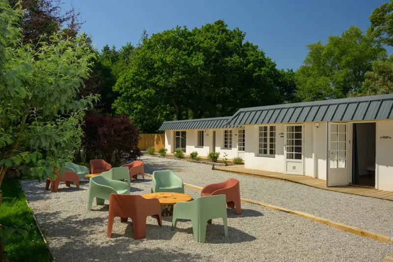 Façade équipée de fenêtres et portes-fenêtres bois FPEE Hexagone autour d'une cour