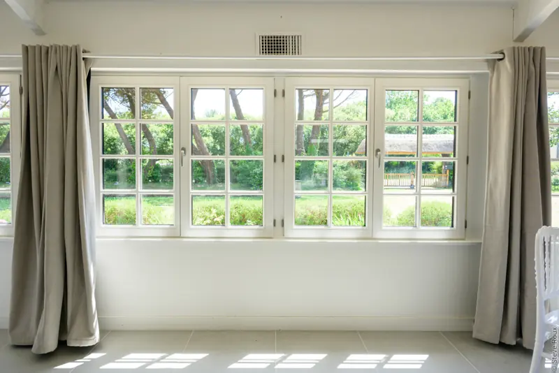Fenêtres bois FPEE Hexagone blanches à petits bois, vue intérieure