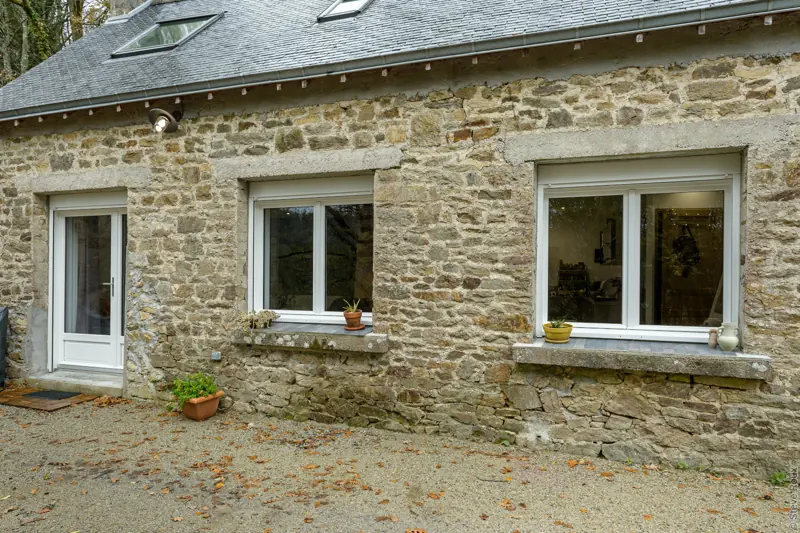Maison en pierre équipée de fenêtres et portes-fenêtres bois FPEE Hexagone