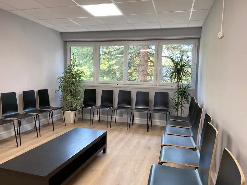 Fenêtres PVC FPEE Prélude blanches dans une salle d'attente