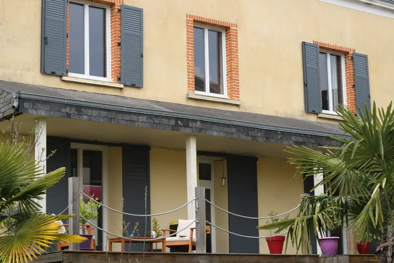 Façade équipée de fenêtres RFP® FPEE Novelia gris anthracite et de volets aluminium