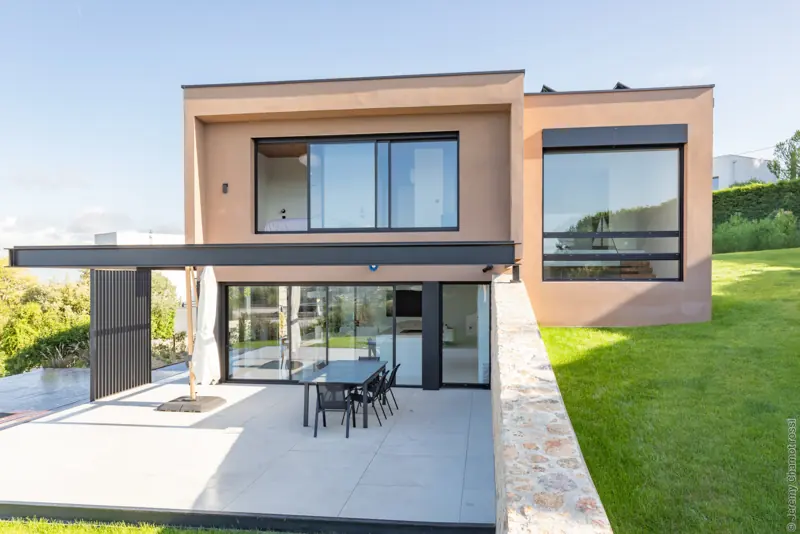 Maison d'architecte équipée de coulissants et fixes aluminium FPEE Sensation 3 noirs