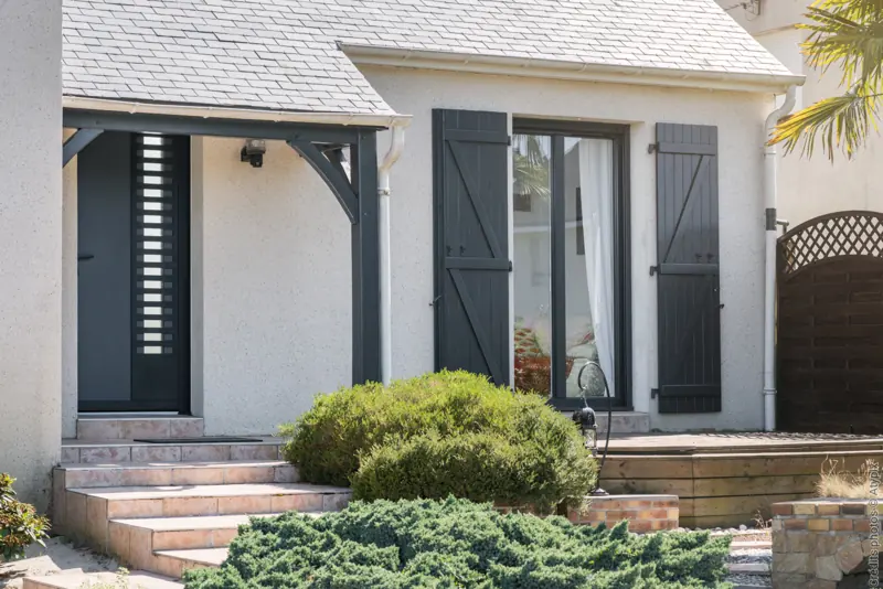 Maison équipée de fenêtres RFP® FPEE Novelia et d'une porte d'entrée aluminium MONALU