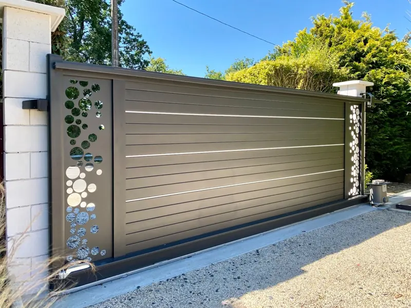 Portail coulissant aluminium FPEE Kansas noir sablé à liseret décoratif, vue d'ensemble