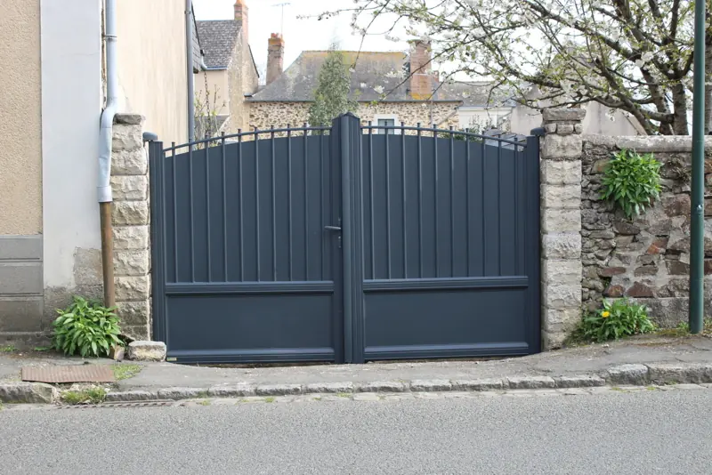 Portail battant aluminium FPEE Sevignac gris anthracite, ligne rétro bombée