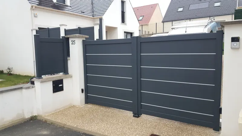 Portail battant aluminium FPEE Augusta gris anthracite à lames horizontales