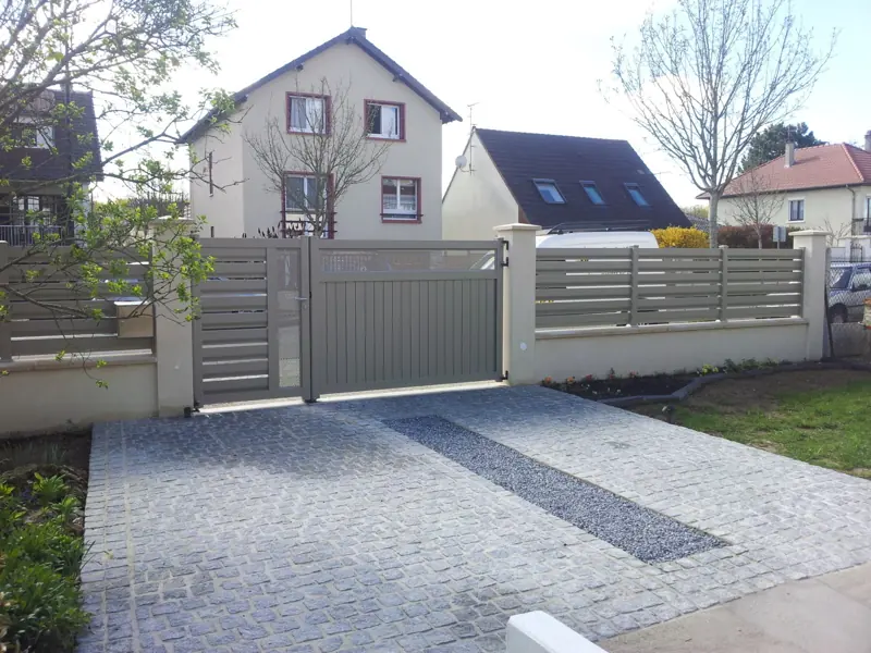 Portail battant aluminium FPEE Benoni gris clair avec clôture assortie
