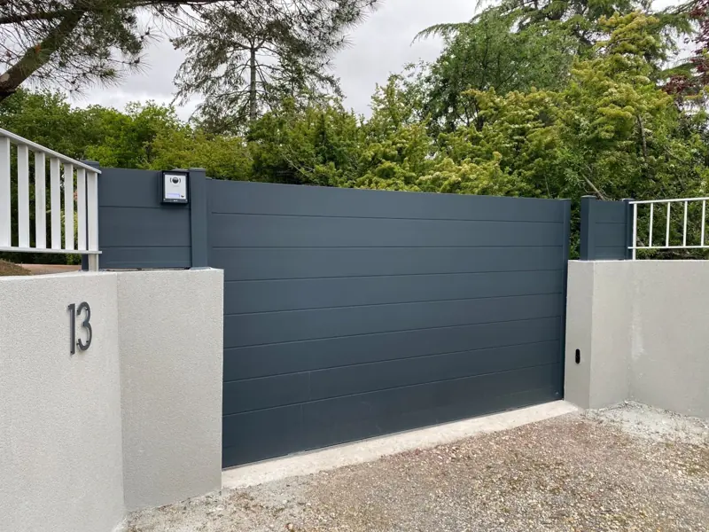 Portail coulissant aluminium FPEE Adelaïde gris anthracite à lames horizontales