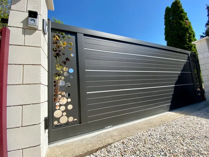 Portail coulissant aluminium FPEE Kansas noir sablé avec tôle découpée décorative