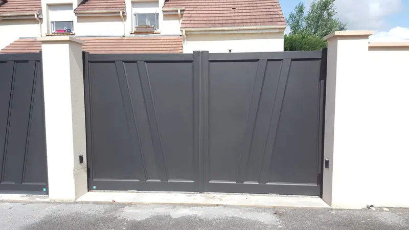 Portail aluminium FPEE Vegas gris anthracite en tôle lisse
