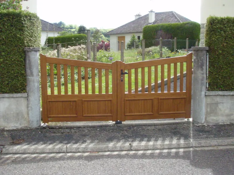 Portail battant PVC FPEE Castello décor chêne doré à barreaudage