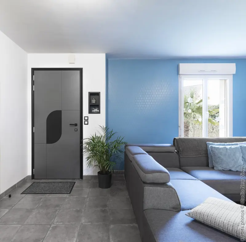 Porte d'entrée aluminium FPEE MONALU Art Déco gris anthracite dans un séjour