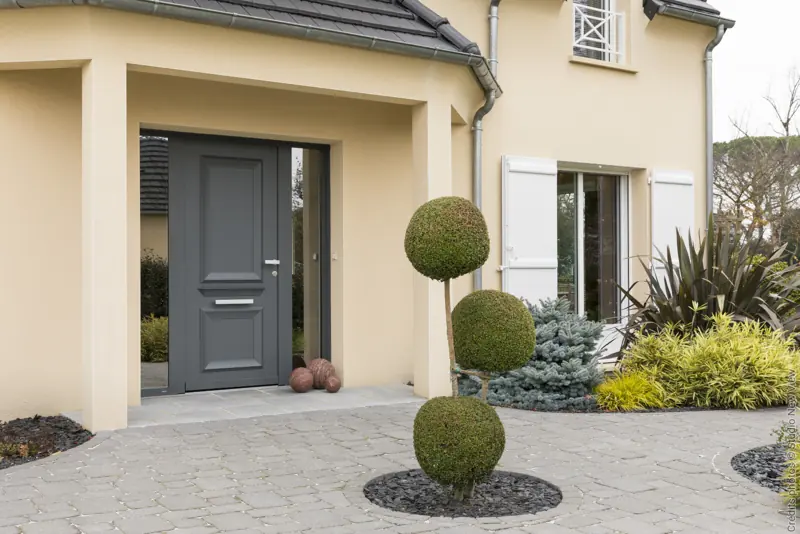 Porte d'entrée aluminium FPEE MONALU Diva gris basalte sous un porche
