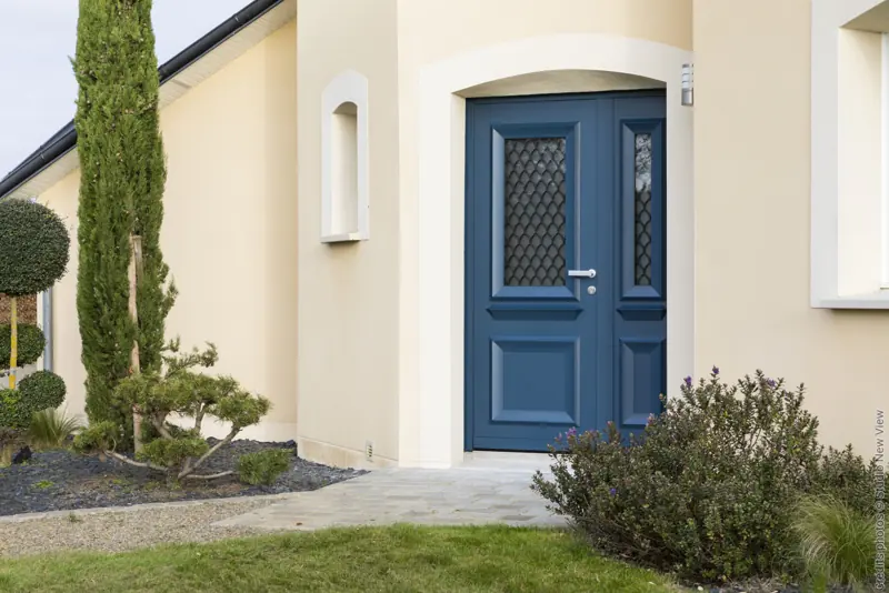Porte d'entrée aluminium FPEE MONALU Diva bleu gentiane avec semi-fixe vitré