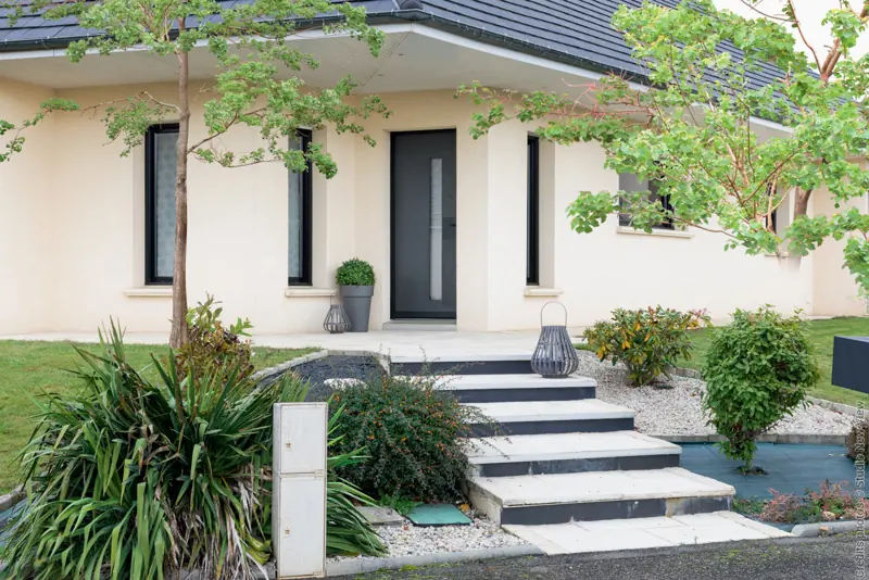 Maison équipée d'une porte d'entrée aluminium FPEE MONALU Minéral gris anthracite