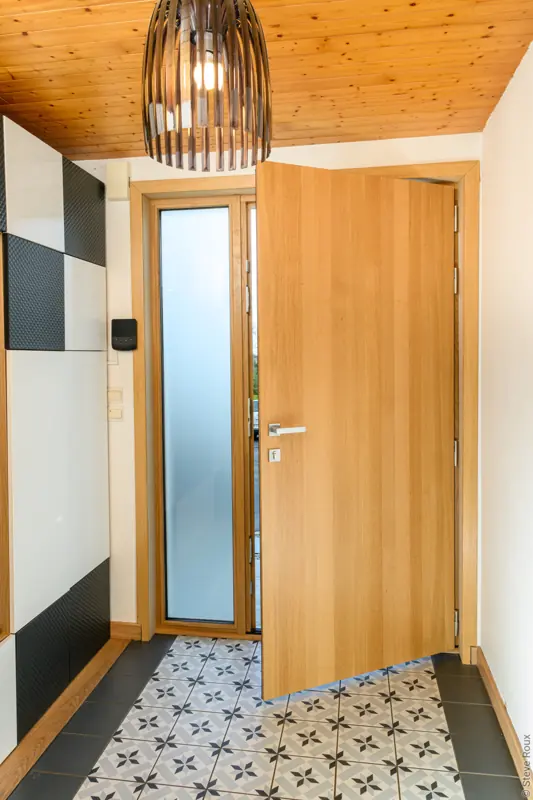 Porte d'entrée bois FPEE MONABOIS Clairevoie 12 ouverte, vue intérieure