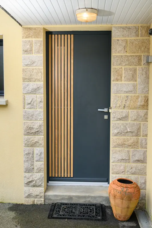 Porte d'entrée bois FPEE MONABOIS Luma A gris anthracite à claustra chêne
