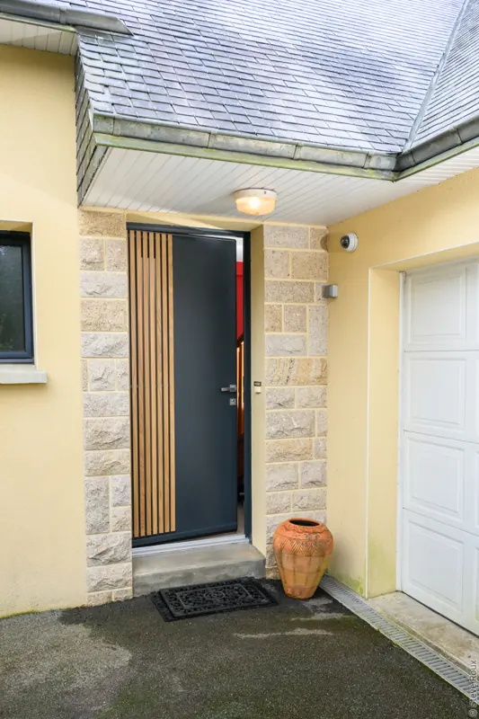 Maison équipée d'une porte d'entrée bois FPEE MONABOIS Luma A