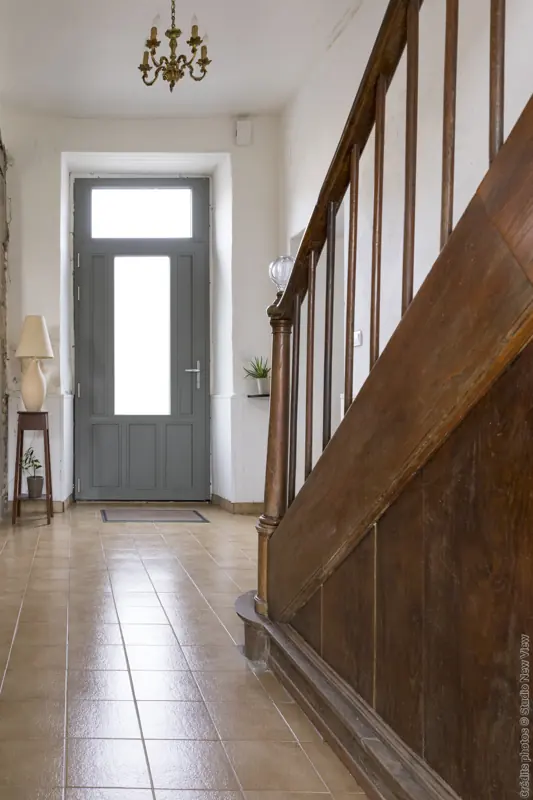 Porte d'entrée bois FPEE Tiers gris argent avec imposte, vue intérieure