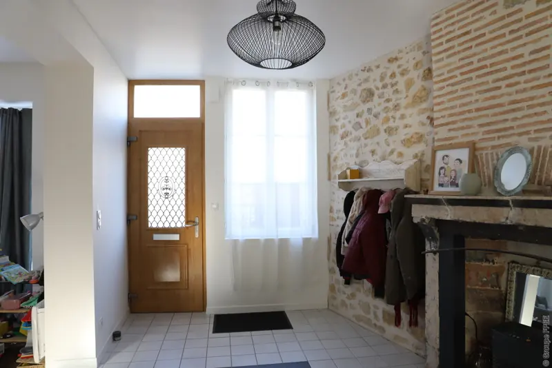 Porte d'entrée PVC FPEE Calabre aspect chêne vue depuis l'entrée