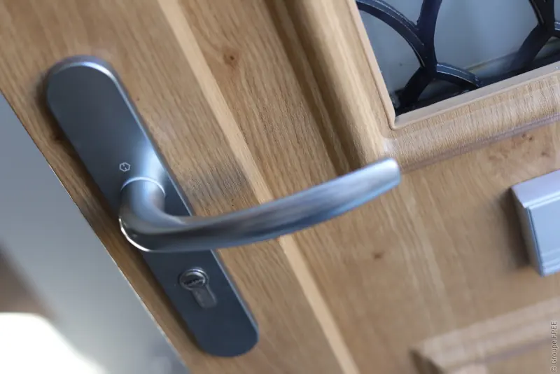 Poignée d'une porte d'entrée PVC FPEE Calabre aspect chêne