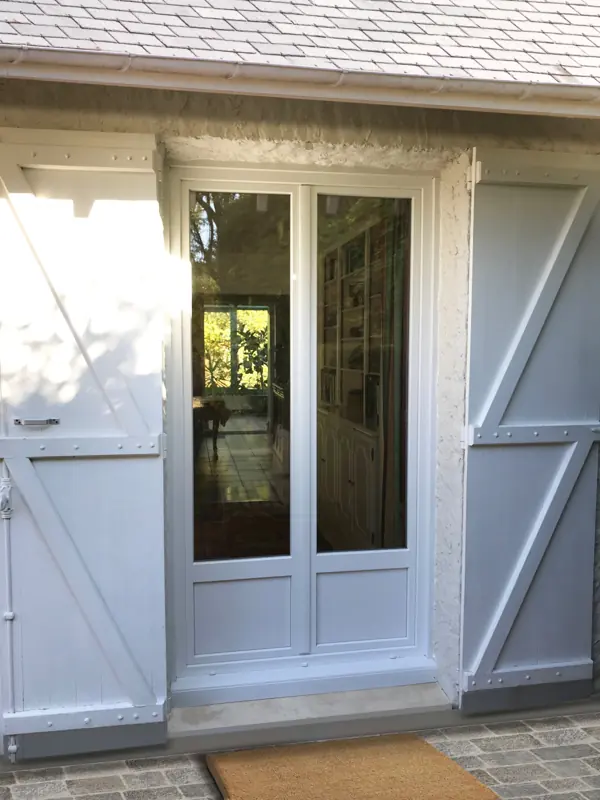 Porte-fenêtre PVC FPEE Zénitude 76 mm à soubassement, vue extérieure