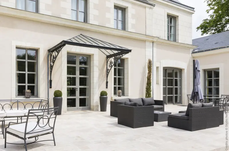 Porte tertiaire et fenêtres aluminium FPEE sur une façade avec terrasse