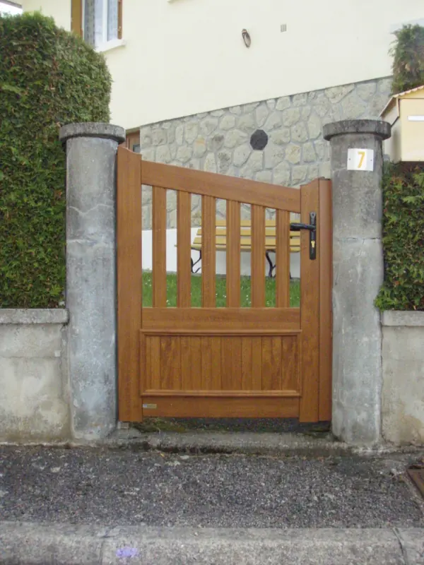 Portillon PVC FPEE Castello décor chêne doré entre deux piliers