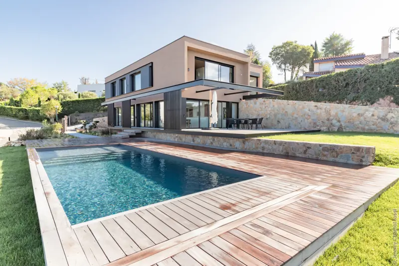 Villa contemporaine équipée de baies coulissantes aluminium FPEE Sensation 3