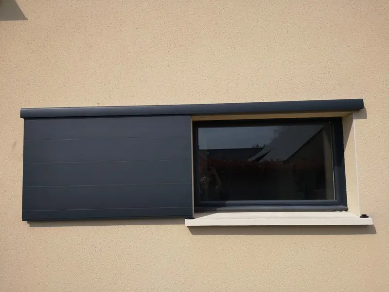 Volet coulissant aluminium FPEE Cecilia gris anthracite sur une façade enduite